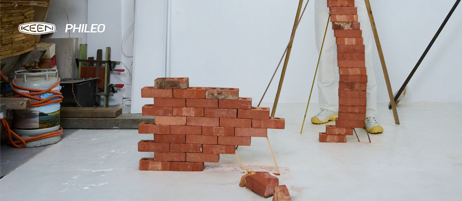 Scarpe KEEN x PHILEO Targher in contesto urbano, modello ibrido per uso quotidiano tra indoor e outdoor