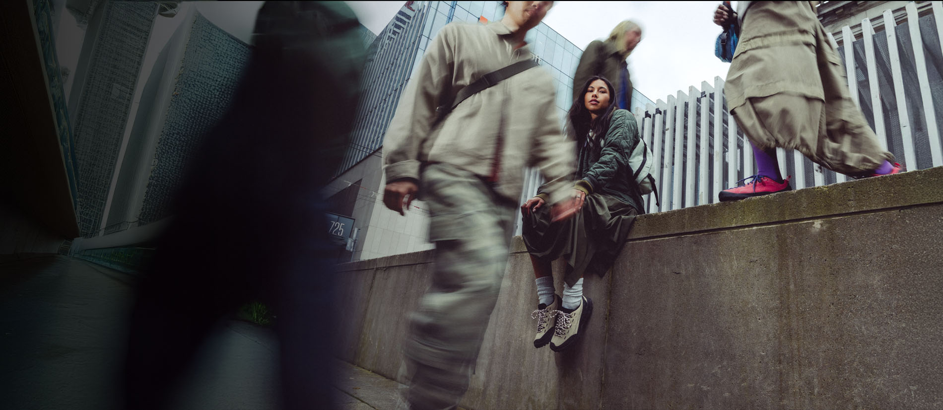 Donna con scarpe KEEN Jasper Zionic in città, look urban outdoor – collezione lifestyle su Amuvia.