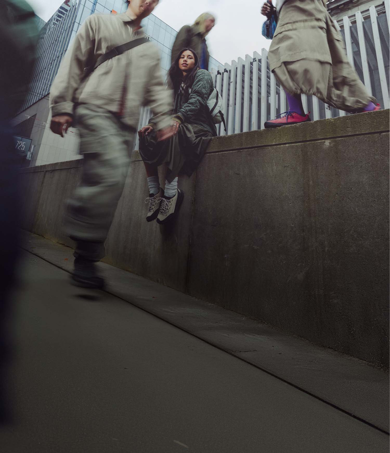 Donna con scarpe KEEN Jasper Zionic in città, look urban outdoor – collezione lifestyle su Amuvia.