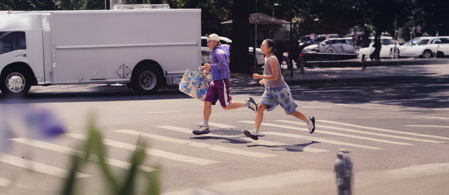 Runner in contesto urbano con KEEN Jasper Zionic ai piedi, stile outdoor e movimento su strada