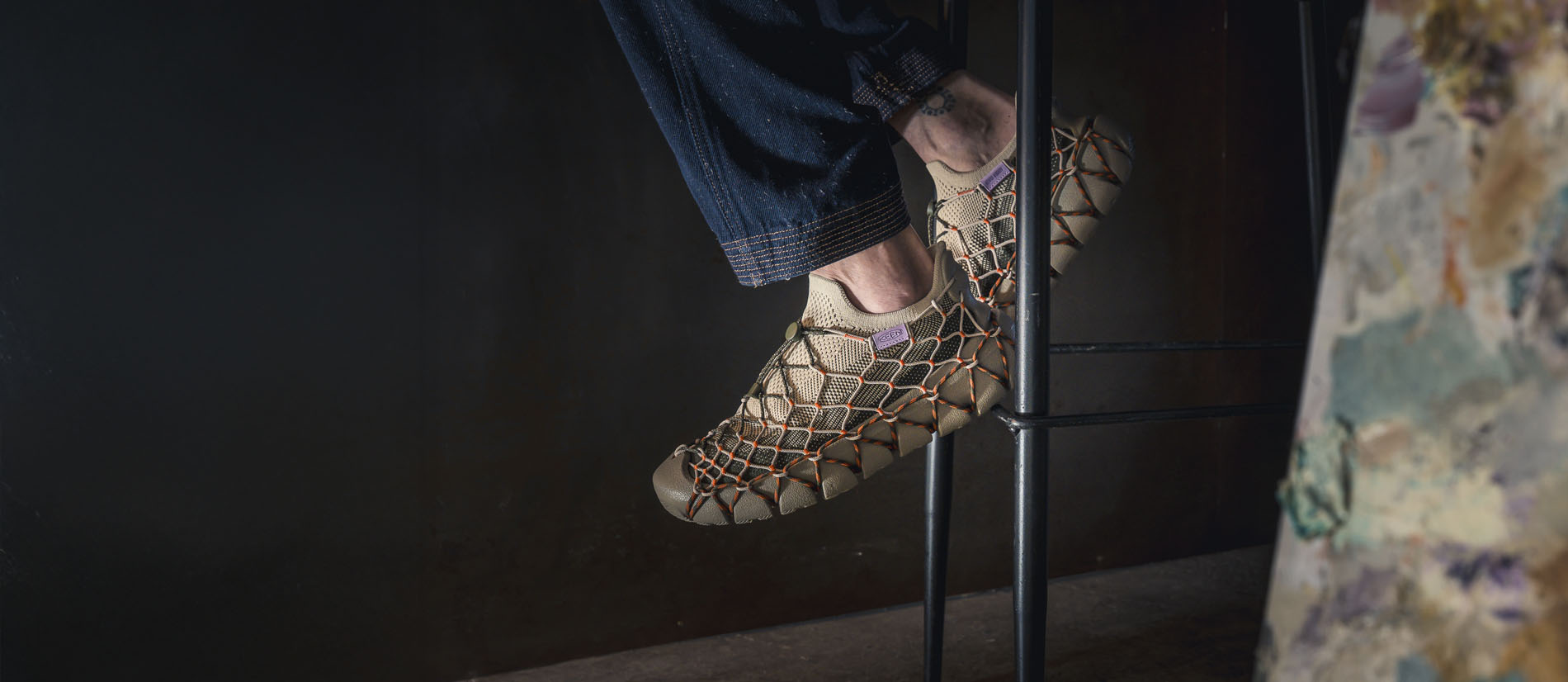 Modelli KEEN UNEEK x Henrik Vibskov indossati, scarpe open air con cordini colorati, utilizzo tra città e outdoor