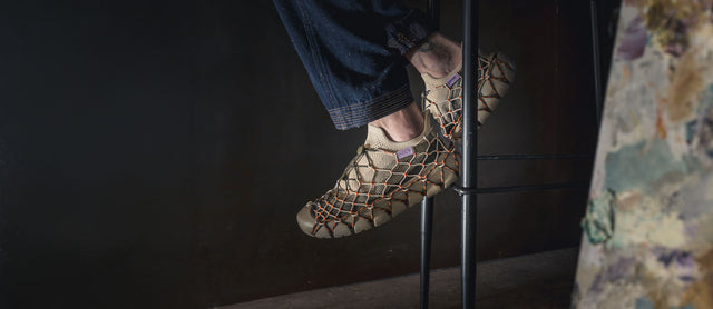 Modelli KEEN UNEEK x Henrik Vibskov indossati, scarpe open air con cordini colorati, utilizzo tra città e outdoor