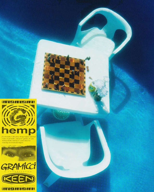 Scena surreale in piscina: due sedie di plastica bianche e un tavolo galleggiano in acqua, con sopra una scacchiera e fiori. In basso a sinistra, un visual giallo con i loghi di Gramicci e KEEN promuove la collezione Hemp, a base di canapa sostenibile. L’immagine riflette lo spirito creativo e alternativo della collaborazione tra i due brand.