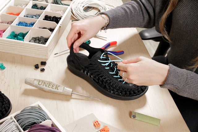 Personalizzazione sandali KEEN UNEEK con lacci colorati, accessori e strumenti – evento KEEN x Banana Moon a Bari