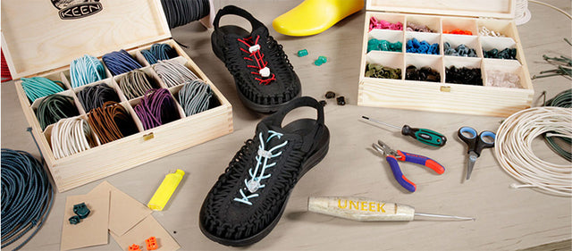 Personalizzazione sandali KEEN UNEEK con lacci colorati, accessori e strumenti – evento KEEN x Banana Moon a Bari