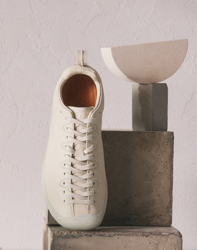 Atmosphere Pack KEEN off-white: Jasper SE1 e UNEEK su set minimal con ampio spazio vuoto, ideale per header landing.
