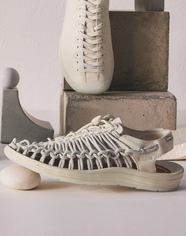 Atmosphere Pack KEEN off-white: Jasper SE1 e UNEEK su set minimal con ampio spazio vuoto, ideale per header landing.