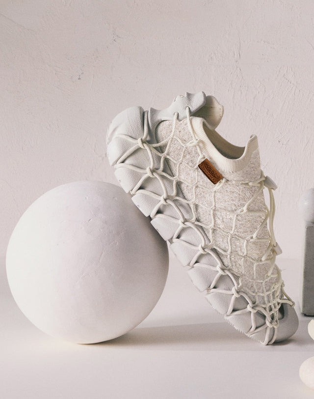 Atmosphere Pack KEEN off-white: Jasper SE1 e UNEEK su set minimal con ampio spazio vuoto, ideale per header landing.
