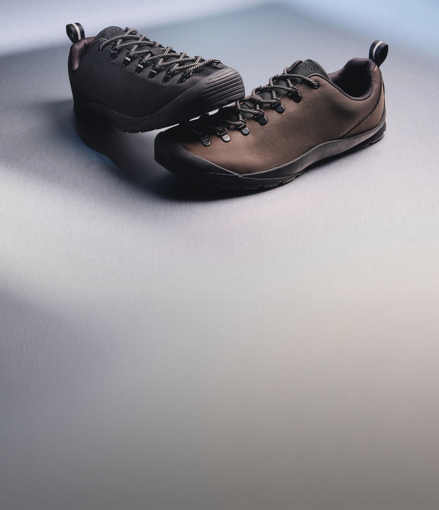 Scarpe KEEN Jasper SE1 e Jasper SE2 TXT della collezione Flux Pack FW26, fotografate in composizioni prodotto dal design contemporaneo.