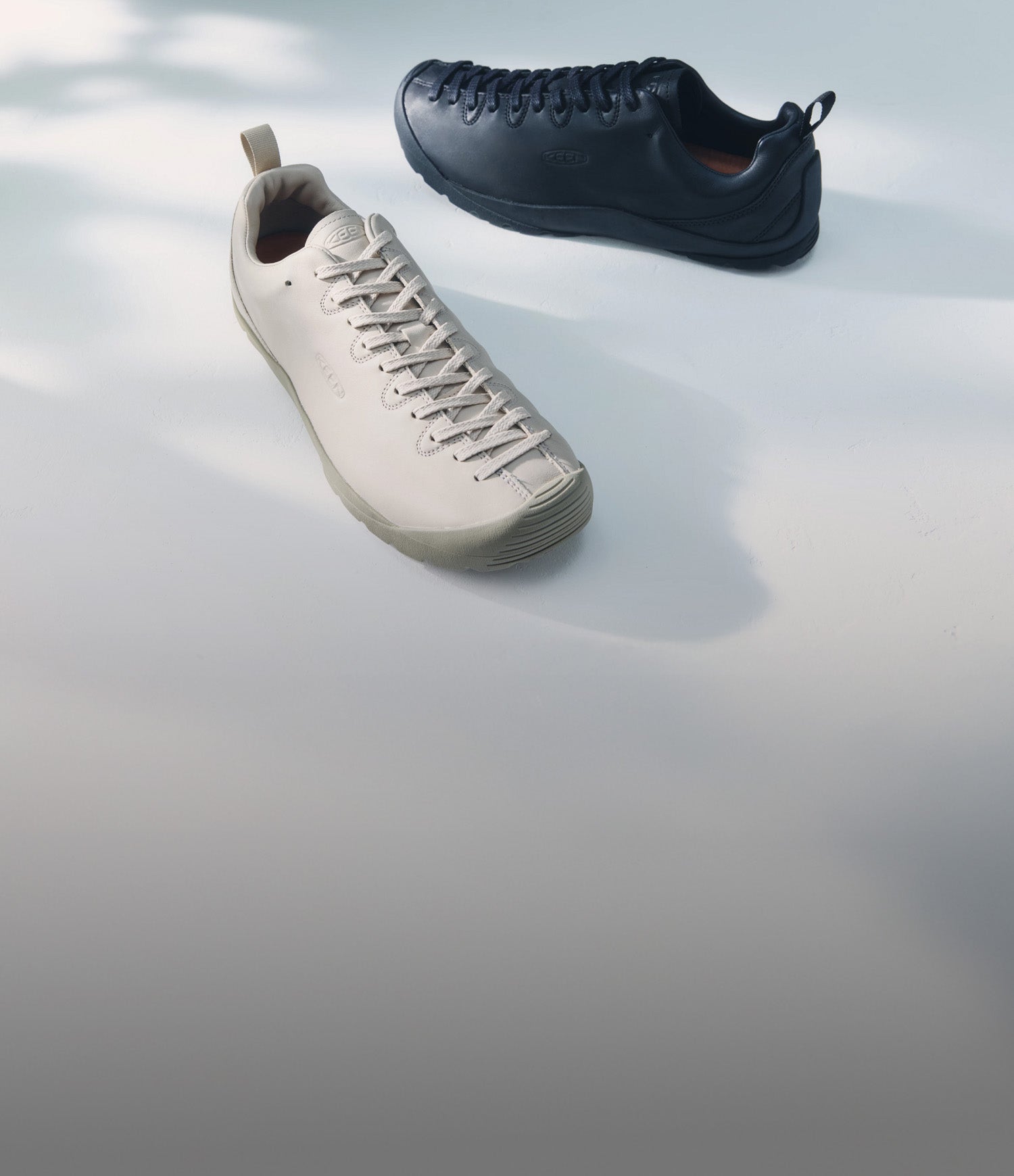 Scarpe KEEN Jasper SE1 e Jasper SE2 TXT della collezione Flux Pack FW26, fotografate in composizioni prodotto dal design contemporaneo.