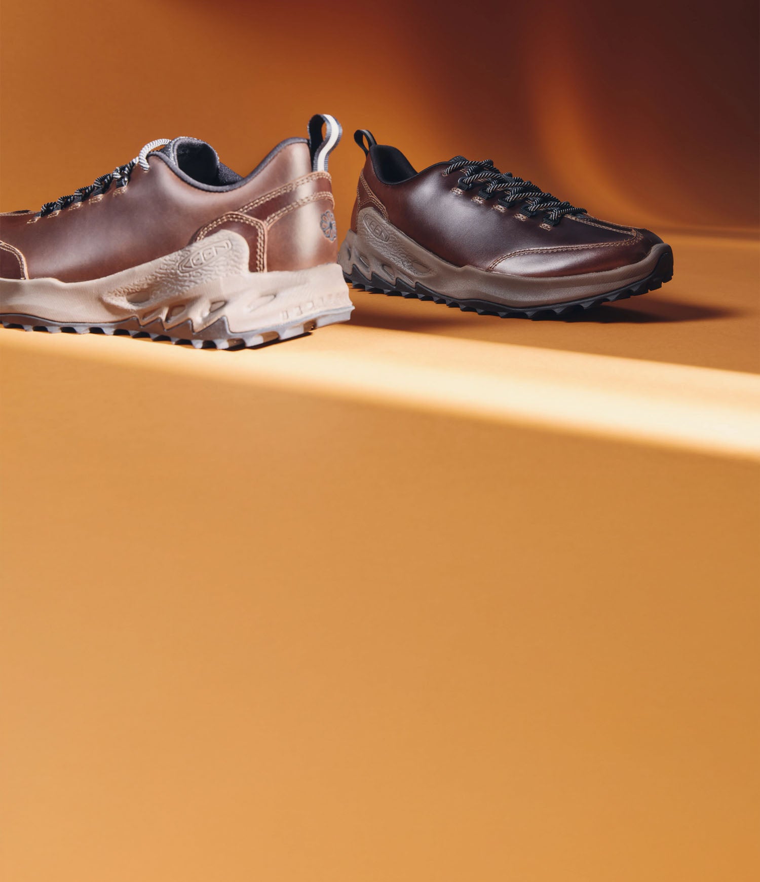 Scarpe KEEN Jasper SE1 e Jasper SE2 TXT della collezione Flux Pack FW26, fotografate in composizioni prodotto dal design contemporaneo.