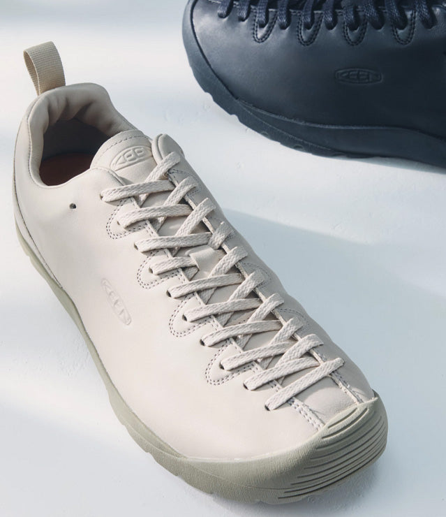 Scarpe KEEN Jasper SE1 e Jasper SE2 TXT della collezione Flux Pack FW26, fotografate in composizioni prodotto dal design contemporaneo.