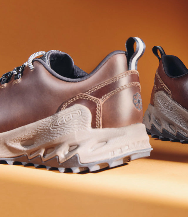 Scarpe KEEN Jasper SE1 e Jasper SE2 TXT della collezione Flux Pack FW26, fotografate in composizioni prodotto dal design contemporaneo.