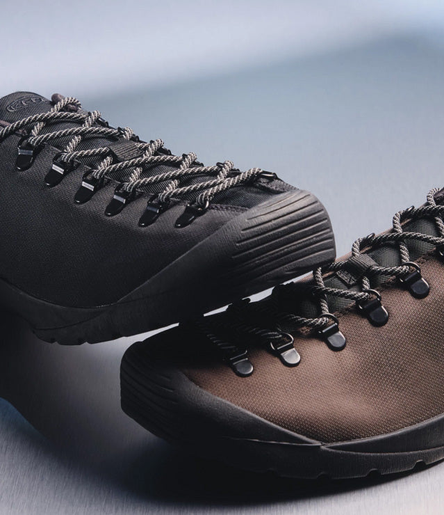Scarpe KEEN Jasper SE1 e Jasper SE2 TXT della collezione Flux Pack FW26, fotografate in composizioni prodotto dal design contemporaneo.