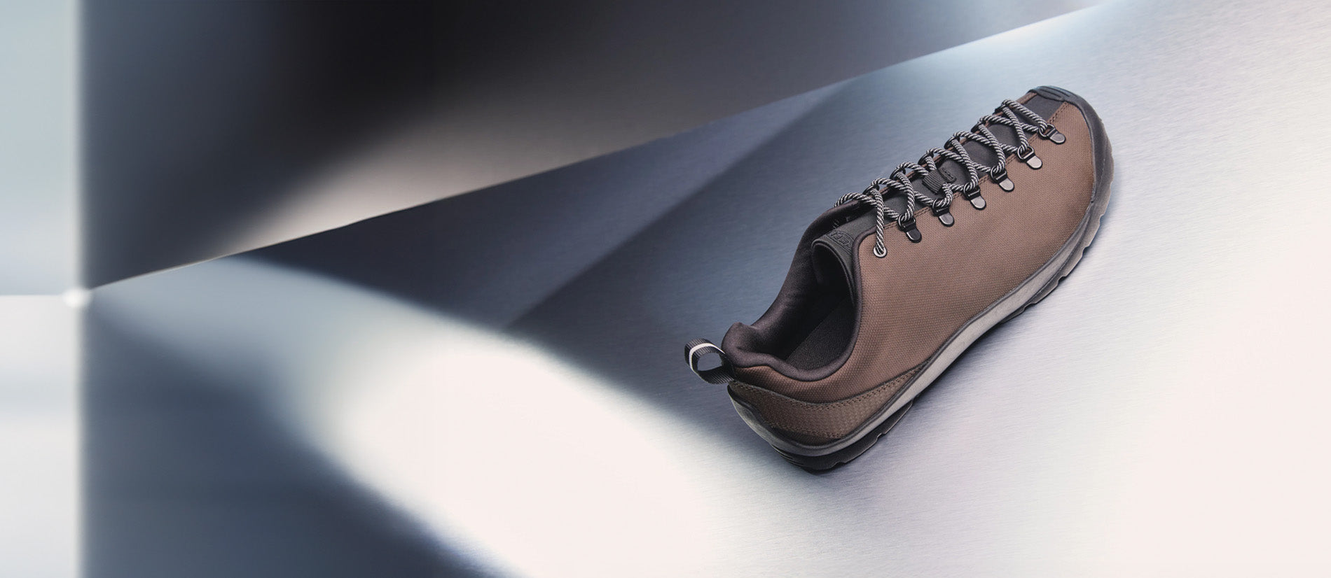 Scarpe KEEN Jasper SE1 e Jasper SE2 TXT della collezione Flux Pack FW26, fotografate in composizioni prodotto dal design contemporaneo.