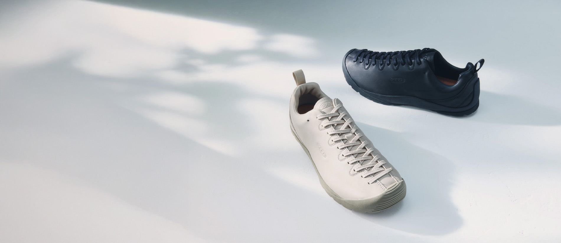 Scarpe KEEN Jasper SE1 e Jasper SE2 TXT della collezione Flux Pack FW26, fotografate in composizioni prodotto dal design contemporaneo.