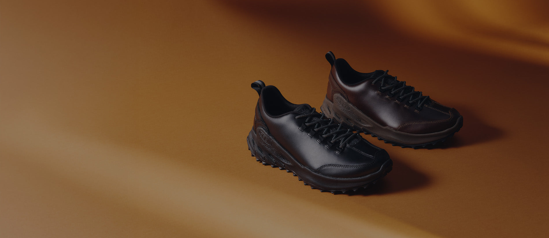 Scarpe KEEN Jasper SE1 e Jasper SE2 TXT della collezione Flux Pack FW26, fotografate in composizioni prodotto dal design contemporaneo.