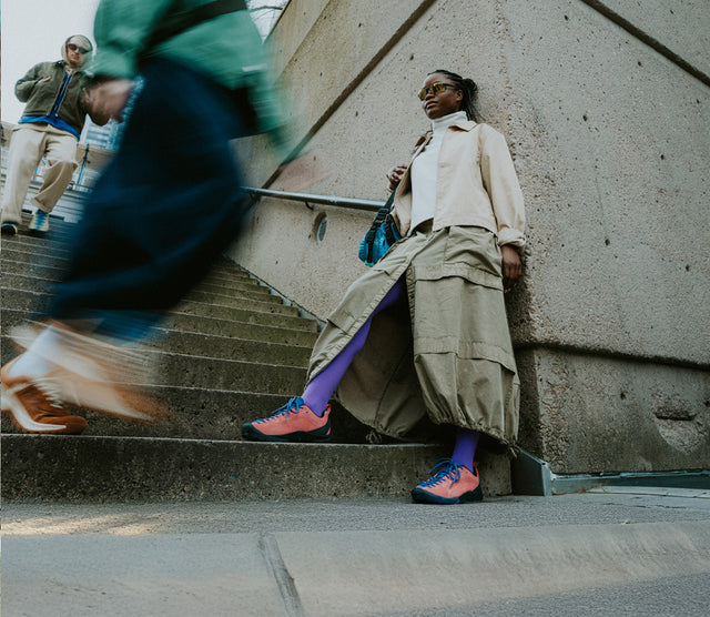 Scatti lifestyle con scarpe KEEN indossate in ambienti urbani e naturali, perfette per ogni occasione.