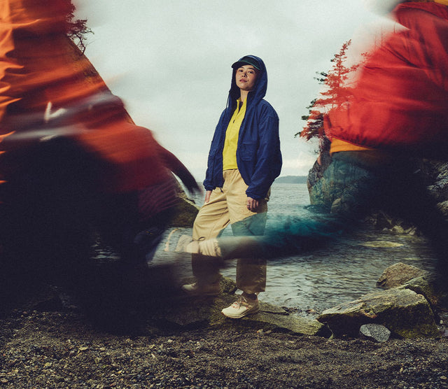 Scarpe trekking KEEN indossate durante un'escursione in montagna, ideali per attività outdoor.