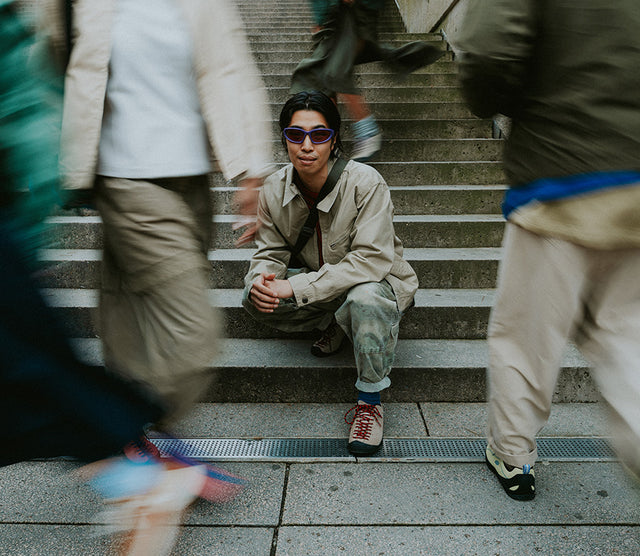 Scarpe trekking KEEN indossate durante un'escursione in montagna, ideali per attività outdoor.