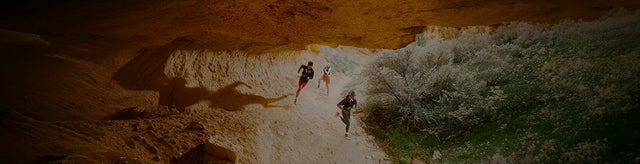 Scarpe trail running KEEN uomo e donna su sentiero nel deserto roccioso, corsa outdoor su terreno sterrato