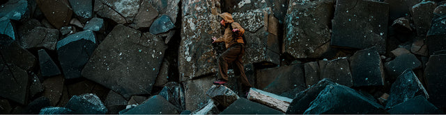 Persona con scarpe KEEN Jasper Zionic mentre cammina su un terreno roccioso in ambiente outdoor.
