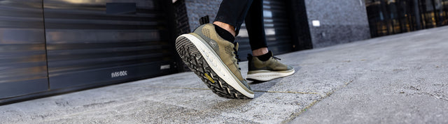 Scarpe KEEN Zionic NXT Mid da uomo, colore Dark Olive, calzature da trekking con suola ad alta aderenza per avventure outdoor.