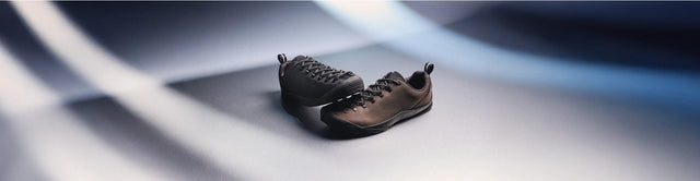 Scarpe KEEN Jasper SE1 e Jasper SE2 TXT da uomo del Flux Pack, presentate insieme in una composizione prodotto dal design contemporaneo.