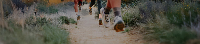 Scarpe trail running Keen Seek e Roam durante corsa su sentiero sterrato nella natura