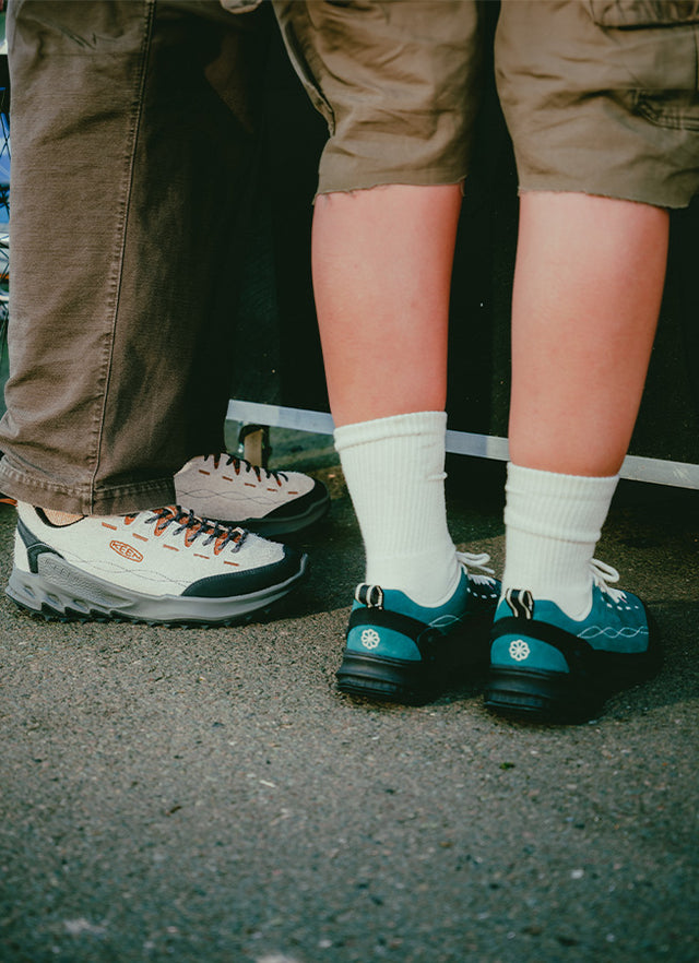 Scarpe KEEN outdoor indossate in città, pensate per muoversi tra percorsi urbani e natura