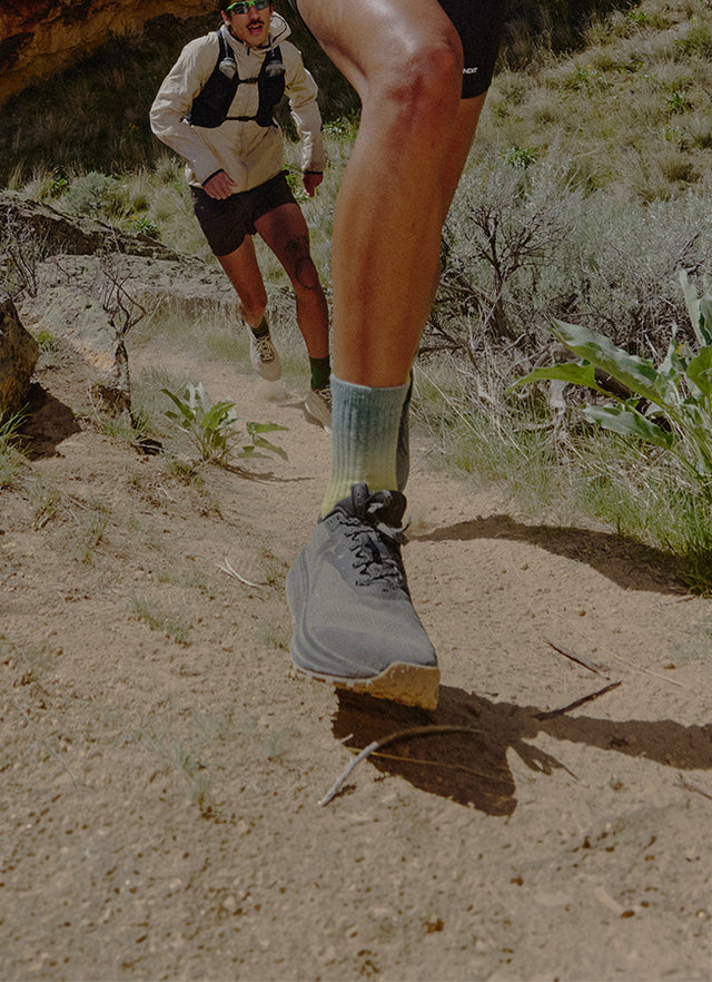 Scarpe KEEN da trail running su sentiero sterrato, ideali per corsa outdoor e percorsi nella natura