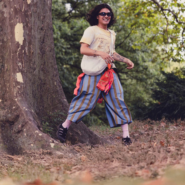 Scarpe KEEN lifestyle indossate in un parco, pensate per muoversi tra città, natura e tempo libero