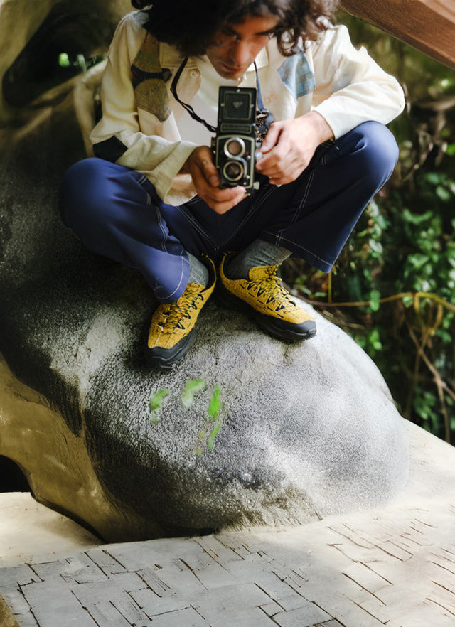 Scarpe KEEN Jasper Zionic lifestyle outdoor, persona che fotografa in natura