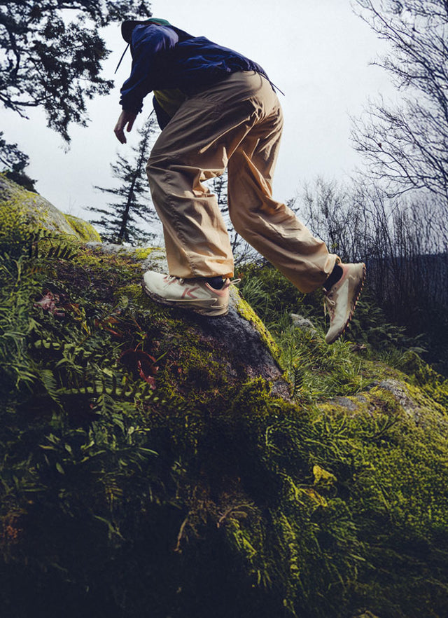 Scarpe KEEN Jasper Zionic su sentiero outdoor, camminata su roccia nel verde