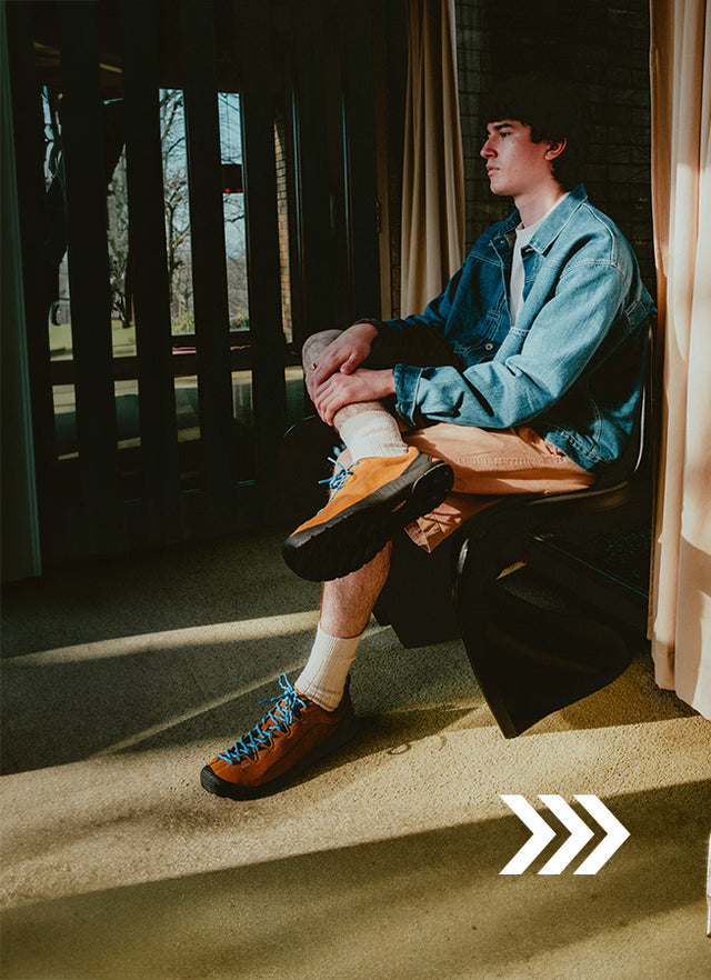 Uomo in ambiente urbano indoor con sneakers KEEN casual, utilizzo quotidiano tra casa e città