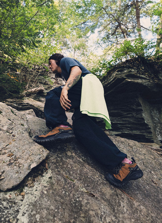 Persona su roccia con scarpe KEEN trekking hiking, utilizzo outdoor su terreno montano