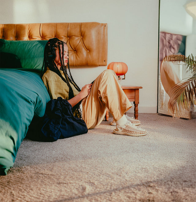 Donna in ambiente domestico con scarpe KEEN lifestyle, utilizzo quotidiano tra casa e relax