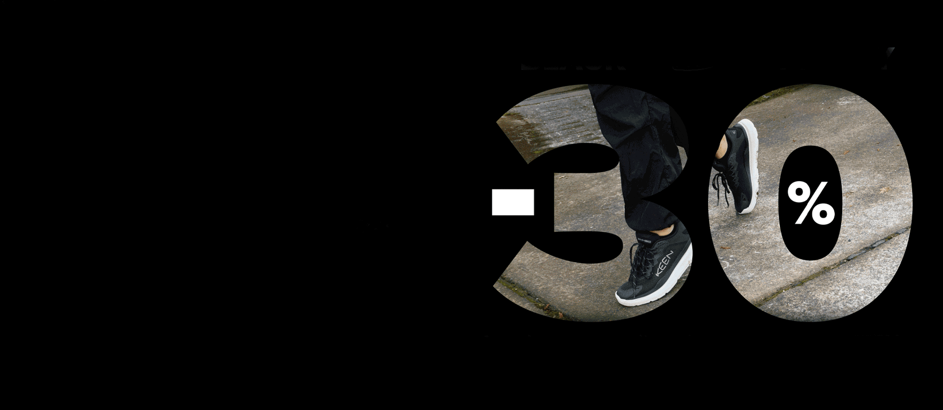 Grafica promozionale dedicata alle scarpe Keen con sconto del 30%, raffigurante una persona che cammina indossando sneakers Keen nere su una superficie urbana