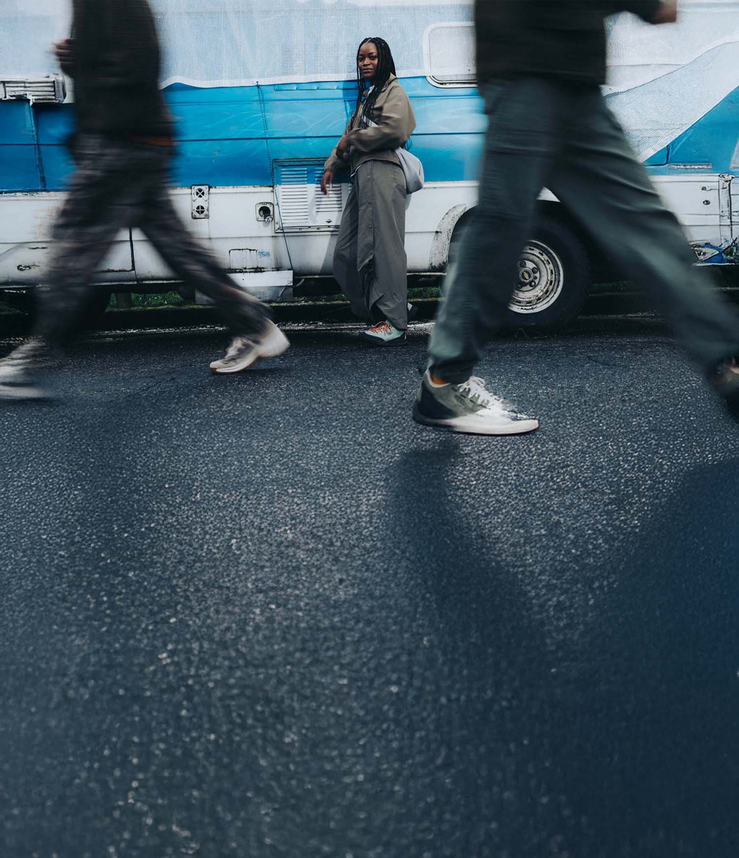 Donna con sneakers KEEN UNEEK da donna, stile lifestyle urbano e outdoor, fotografata in città davanti a un furgone vintage, scarpe comode e versatili ideali per il tempo libero e le avventure quotidiane.