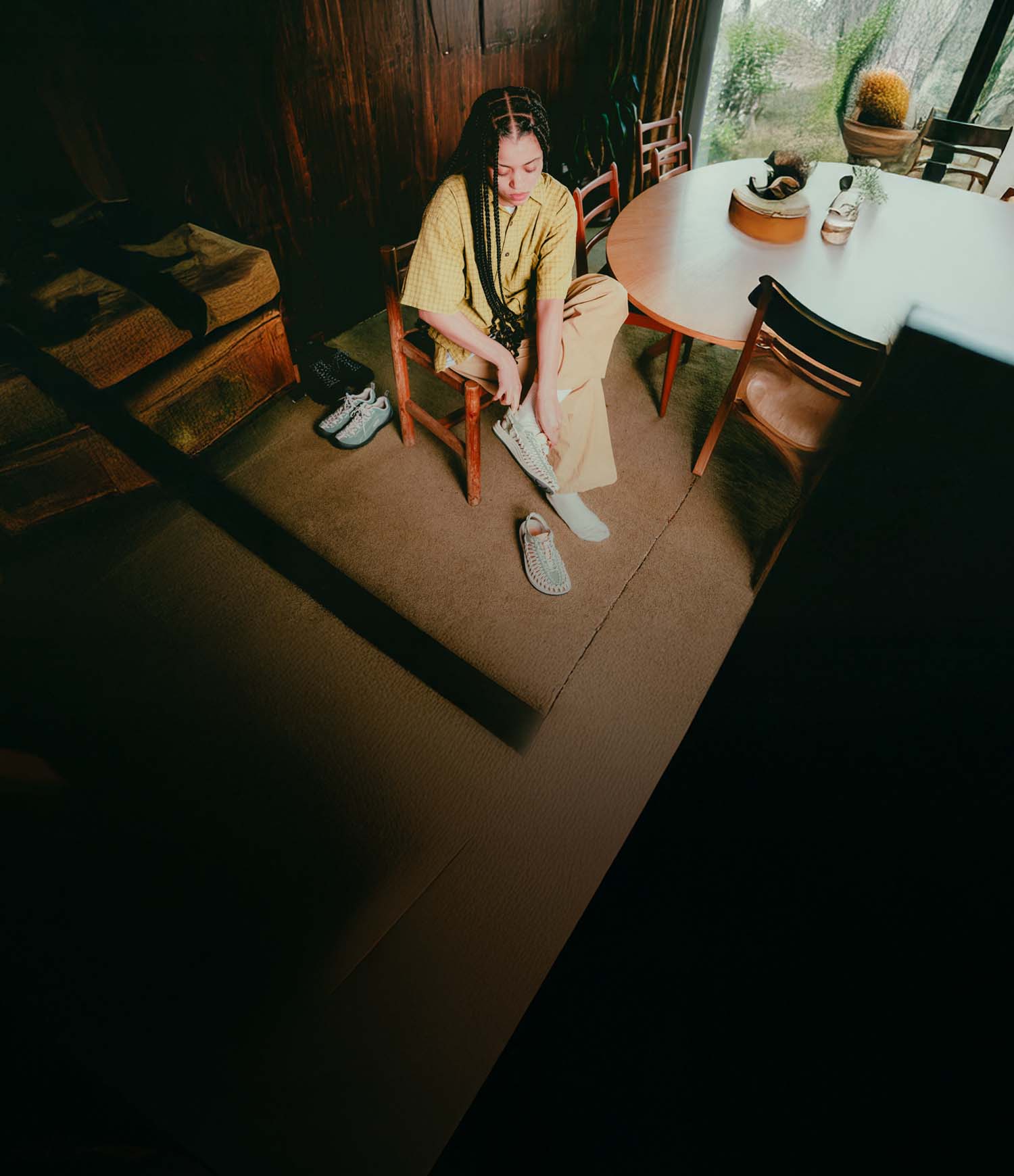 Scarpe KEEN indossate in ambiente domestico, calzature casual per uso quotidiano