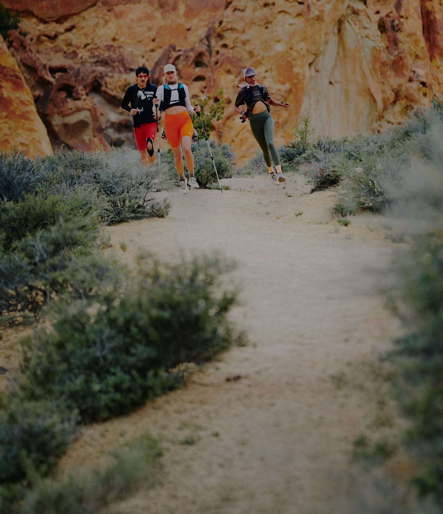 Scarpe trail running KEEN uomo e donna su sentiero nel deserto roccioso, corsa outdoor su terreno sterrato