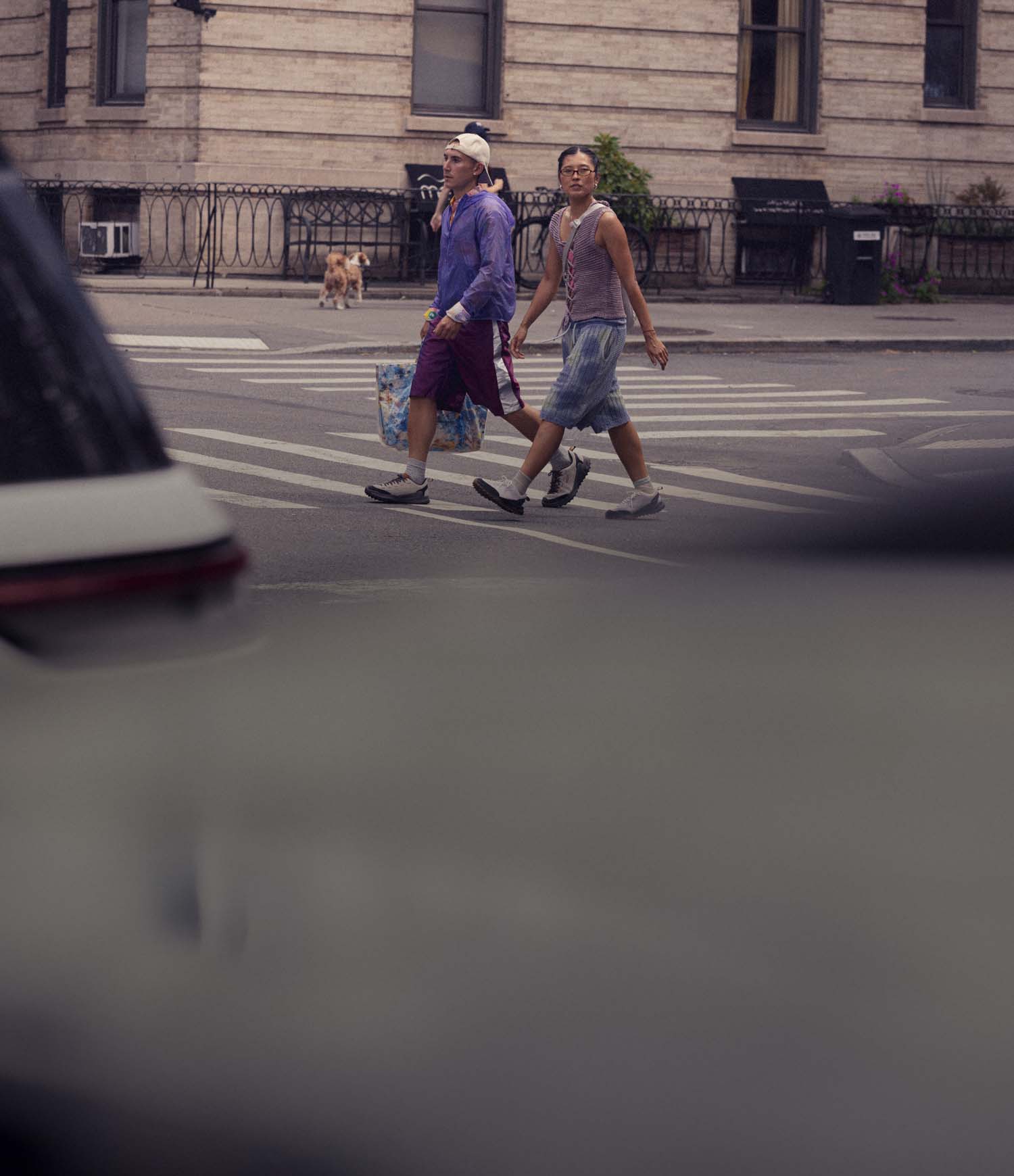 Persone attraversano la strada in città con scarpe KEEN urban outdoor, utilizzo quotidiano tra mobilità e comfort