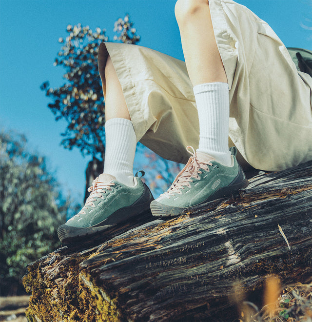 Scarpe KEEN casual indossate su roccia, utilizzo tra città e natura con calzature versatili outdoor