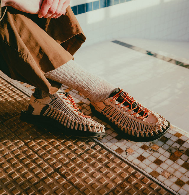 Scarpe KEEN intrecciate indossate in contesto urbano, calzature lifestyle tra città e uso quotidiano