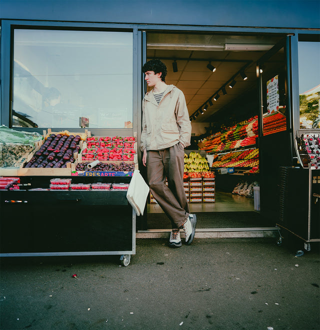 Uomo in contesto urbano con scarpe KEEN casual, utilizzo quotidiano tra città e movimento