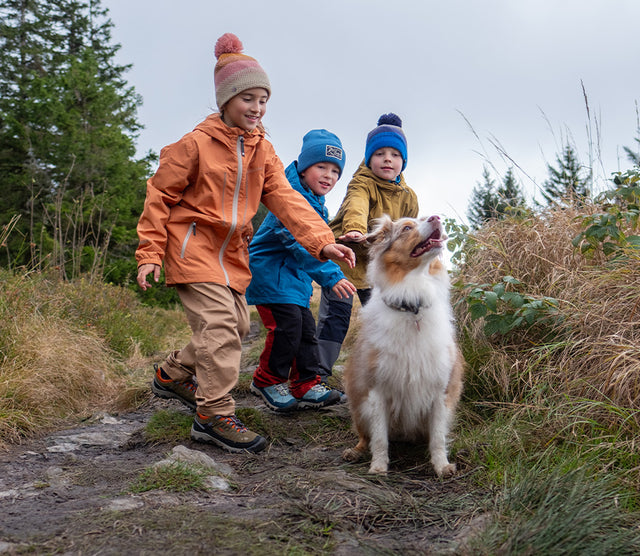 Stivaletti da trekking Keen Redwood Mid WP per bambini, colore Steel Grey e Red Dahlia, impermeabili e resistenti.