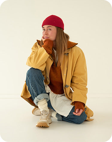 donna seduta su sfondo neutro che indossa scarpe keen ks 86 white star