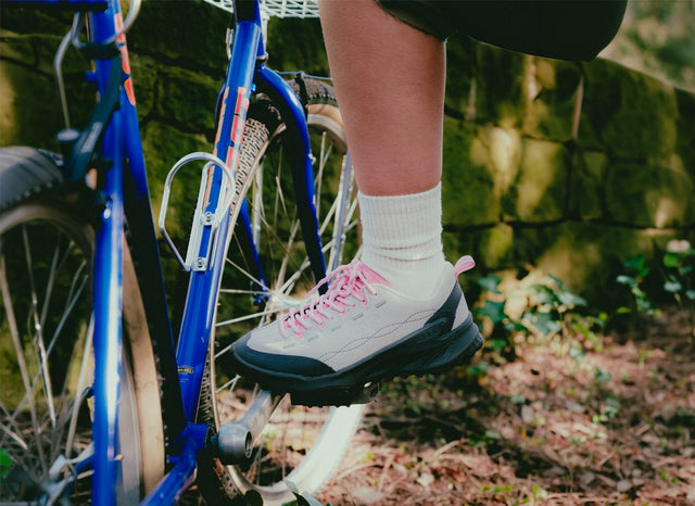 Jasper Zionic donna indossata in bicicletta in un contesto outdoor quotidiano.