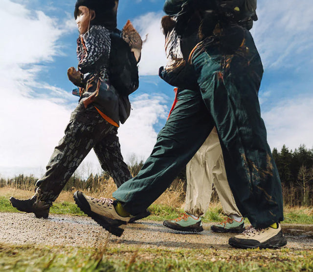 Persone che camminano all’aperto con calzature KEEN lifestyle, comfort e stile per l’uso quotidiano in natura