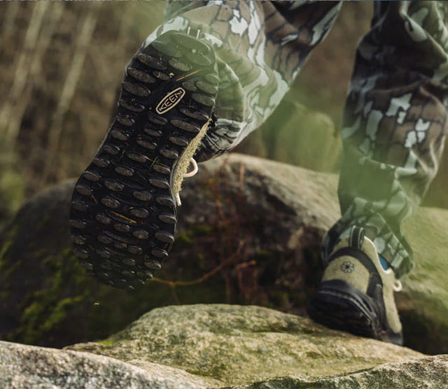 Dettaglio suola sandalo outdoor KEEN Newport da uomo su roccia, grip e stabilità per attività outdoor